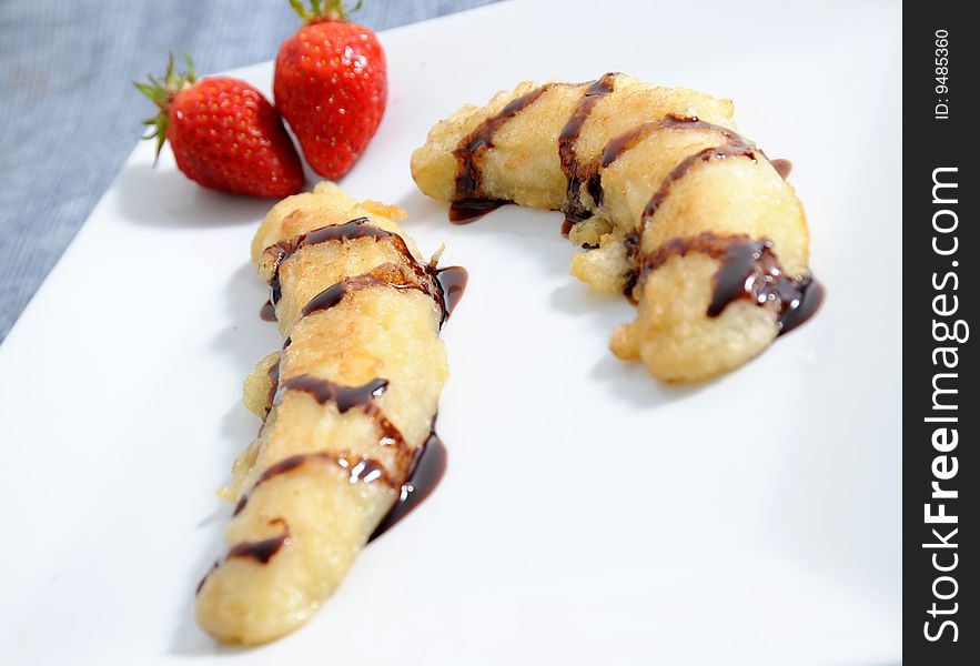 Fried bananas with chocolate dip