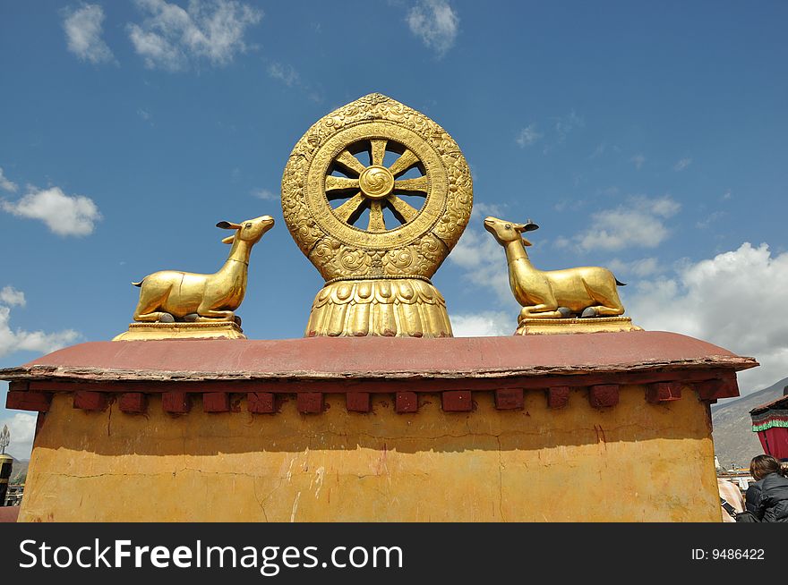 roof decoration with religious meaning in tibet