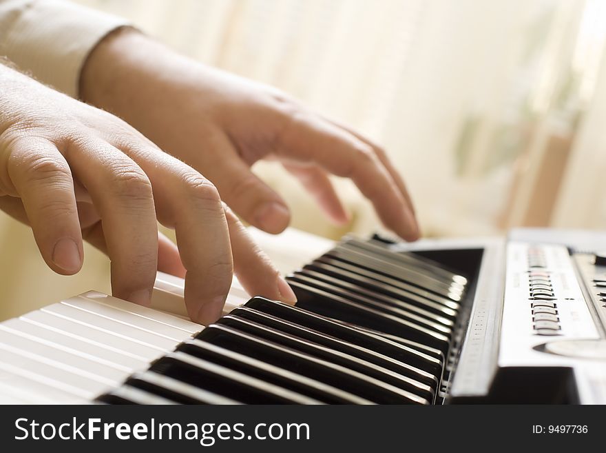 Musician's fingers relate piano keys.
