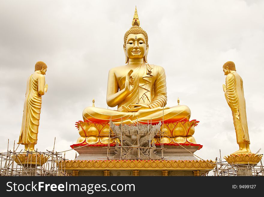 Big gold Buddha images under construction.