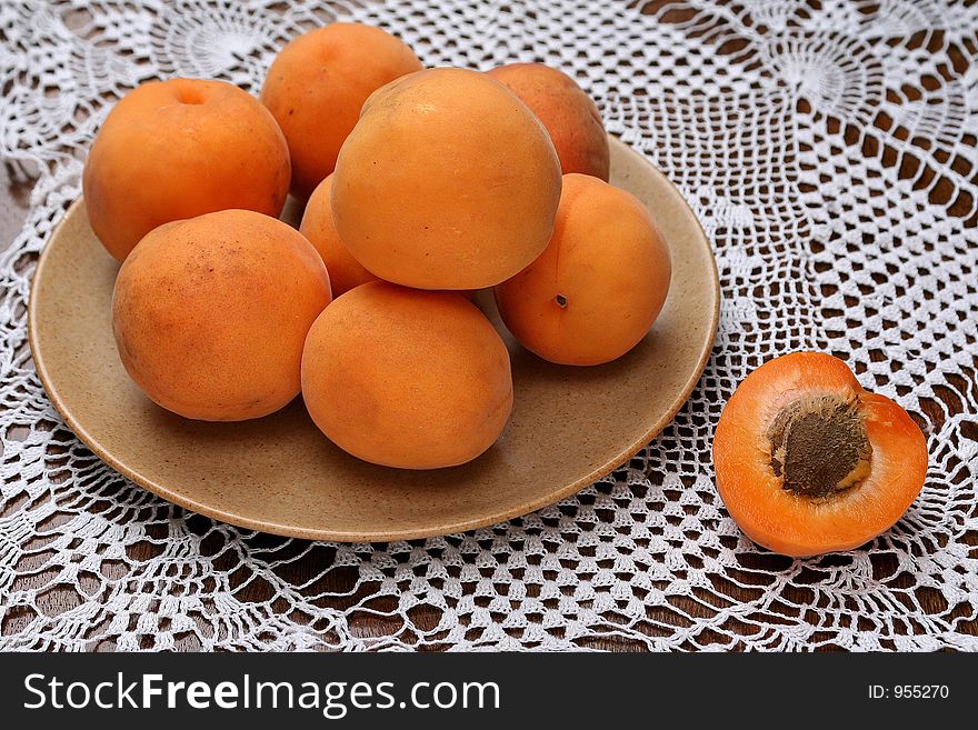 A palate of apricots