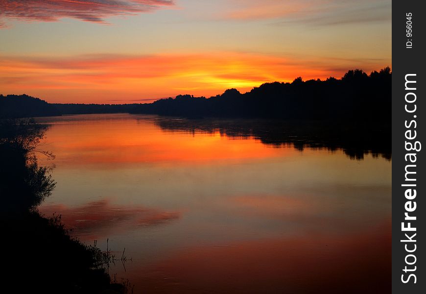 Red sunrise on the Vetluga river