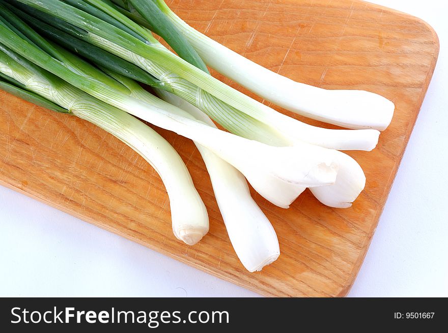 Spring onions on the threaded board