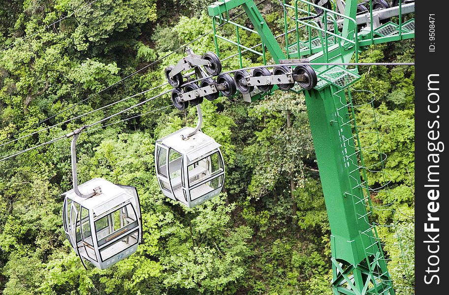 Cable cars in the mountain