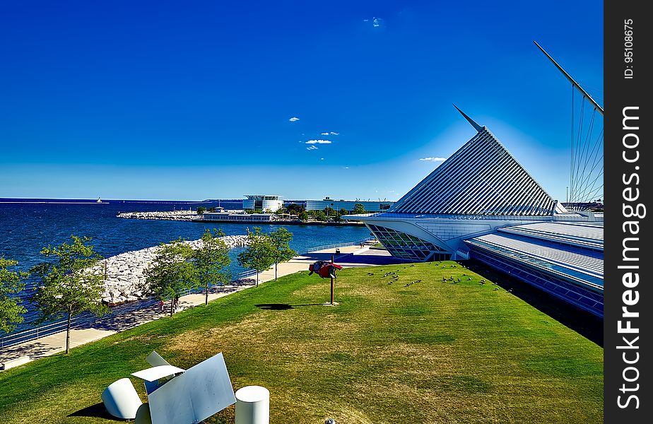 Milwaukee Art Museum and the Quadracci Pavilion designed by Santiago Calatrava in Milwaukee, Wisconsin.