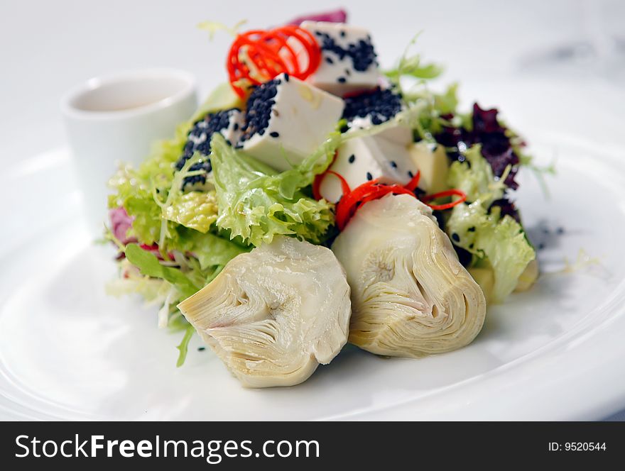 Salad with a crude tofu and artichokes