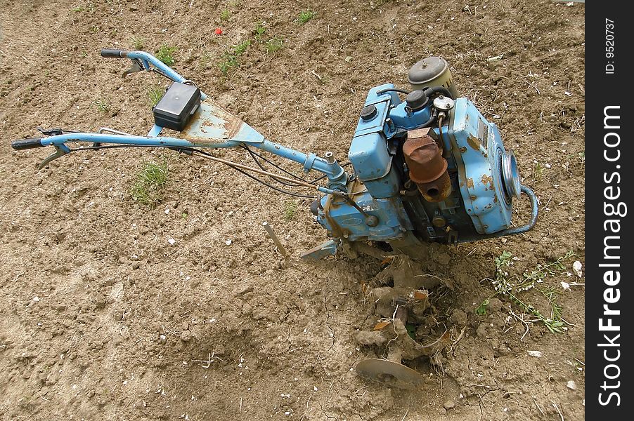 Rotary cultivator, motocultivator on the ground