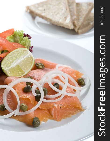 Smoked salmon with onions, lemon and caper