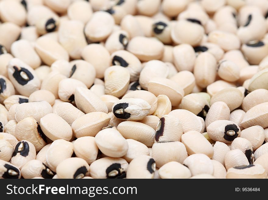 A macro shot of a group of blackeyed peas.