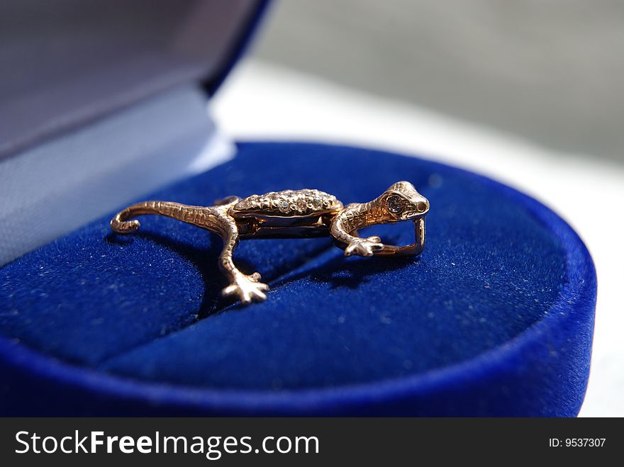 Gold lizard with diamonds on the back