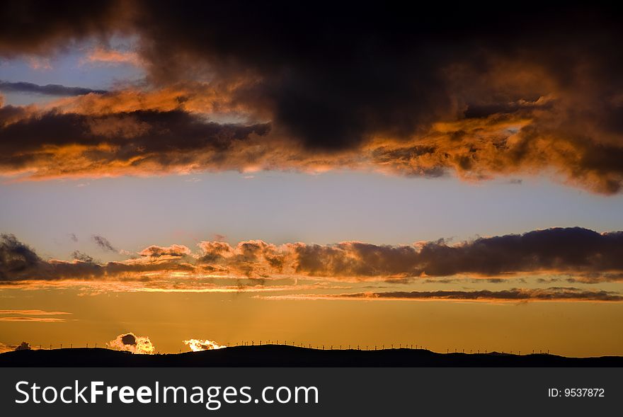 Horizon with sunset behind the mountains