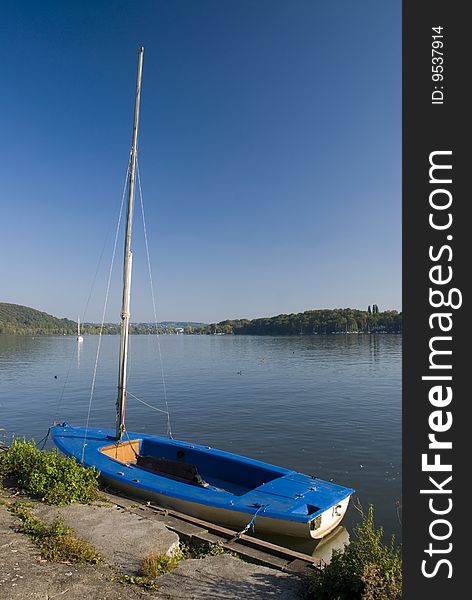 A sailing boat at the lake