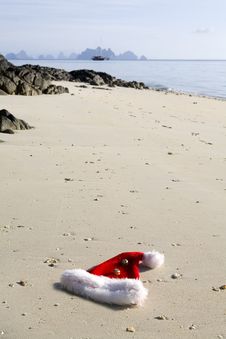Christmas Hat On The Beach Royalty Free Stock Photos Christmas Hat On The Beach Royalty Free Stock Photos