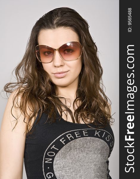 Brunette young woman with sunglasses