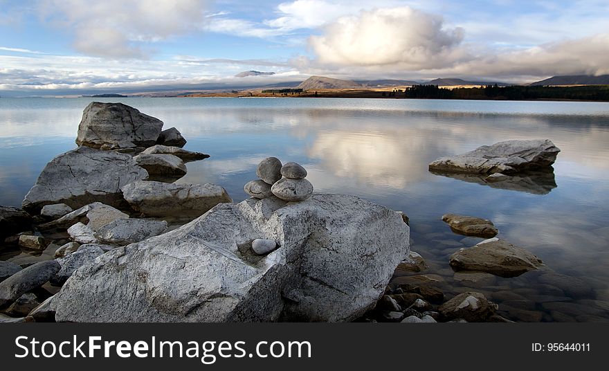 Lake Tekapo is the second-largest of three roughly parallel lakes running northâ€“south along the northern edge of the Mackenzie Basin in the South Island of New Zealand &#x28;the others are Lake Pukaki and Lake Ohau&#x29;. It covers an area of 83 square kilometres &#x28;32 sq mi&#x29;, and is at an altitude of 700 metres &#x28;2,300 ft&#x29; above sea level. Lake Tekapo is the second-largest of three roughly parallel lakes running northâ€“south along the northern edge of the Mackenzie Basin in the South Island of New Zealand &#x28;the others are Lake Pukaki and Lake Ohau&#x29;. It covers an area of 83 square kilometres &#x28;32 sq mi&#x29;, and is at an altitude of 700 metres &#x28;2,300 ft&#x29; above sea level.