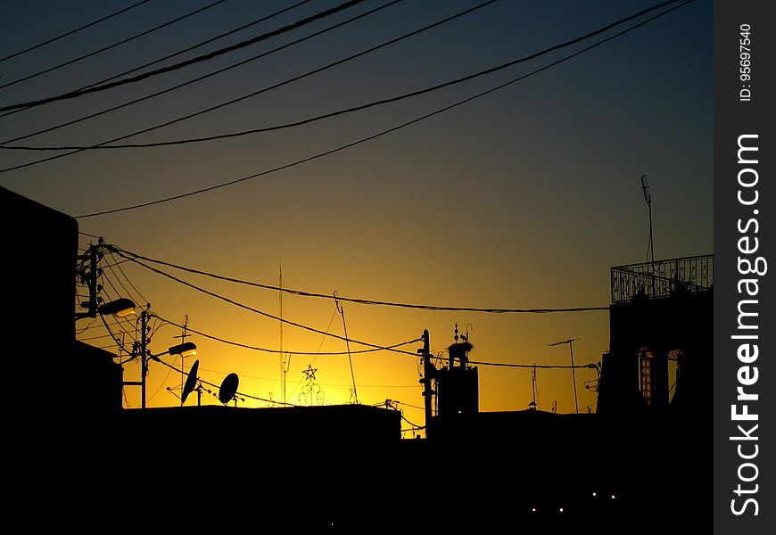 Puesta de sol con cables