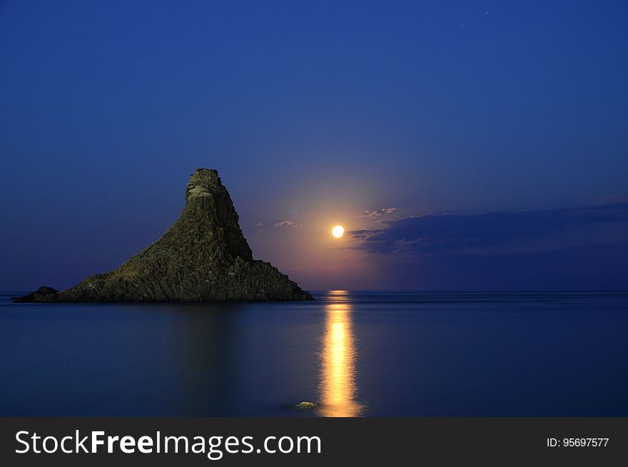 Acitrezza Faraglioni Moon Rise Sicilia Italy Italia - Creative Commons By Gnuckx