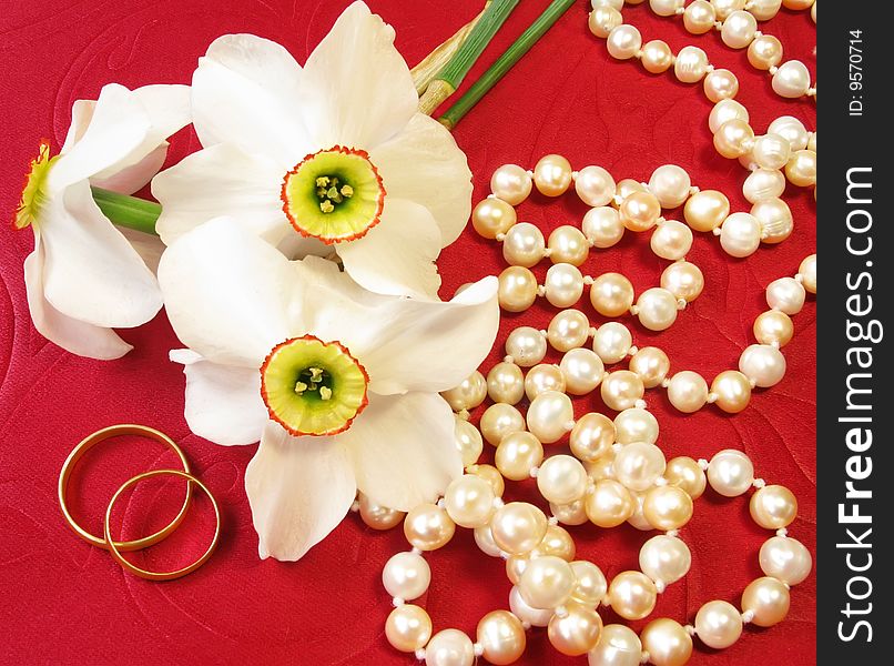 Bouquet pearls and wedding rings