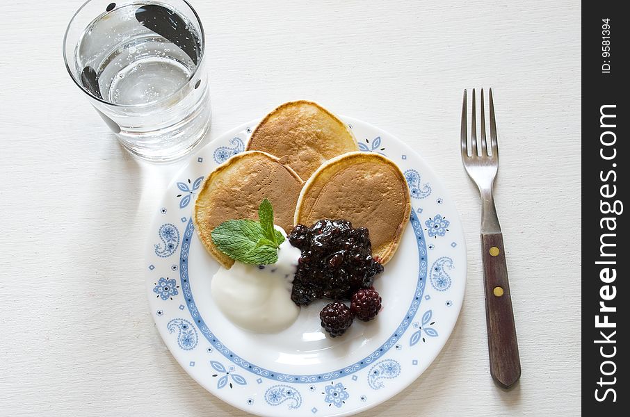 Pancakes with blackberries and cream