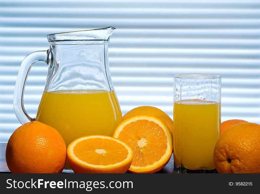 Succulent oranges while preparing  fresh  sweet  juice. Succulent oranges while preparing  fresh  sweet  juice