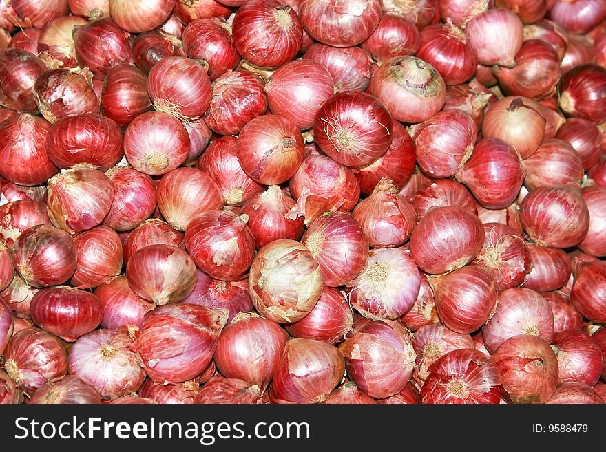 Fresh organic red bulb onion for sale at a market for farm products, India