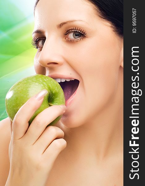 Young woman eating apple