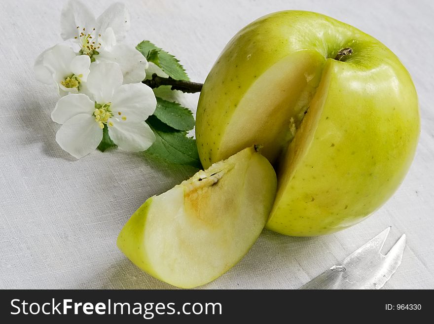 The green apple is very vitamin-rich, especially if itself grow up crop. The green apple is very vitamin-rich, especially if itself grow up crop