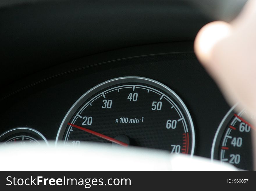 Tachometer and speedometer during drive