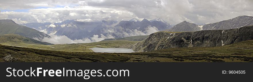 Valley Lake Kyrgyz.