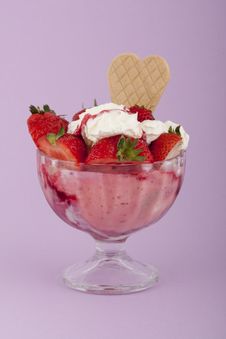 Free Ice Cream With Strawberries Stock Images - 9619904