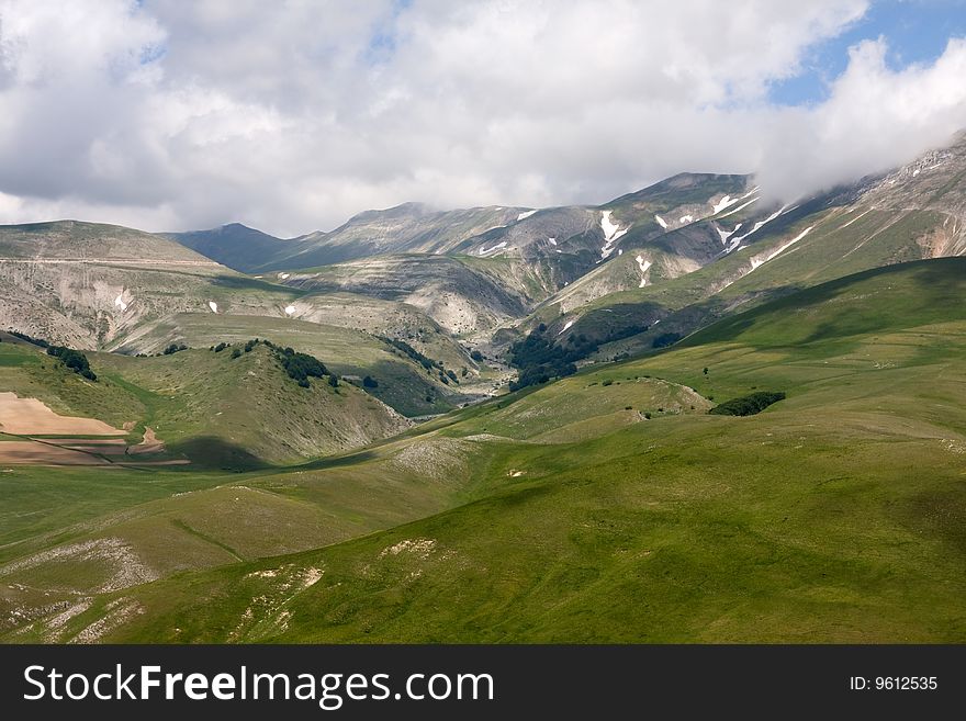 Photo of the Sibillini mountains with the clouds