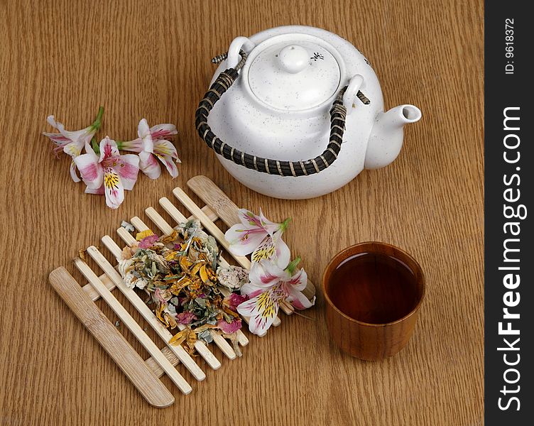 Flower tea to a support with a mug of ready tea