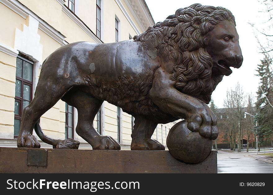 Lion in Vekikii Novgorod town