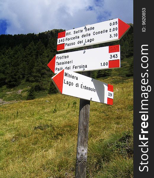 A red and white path sign in the Italian Alps
