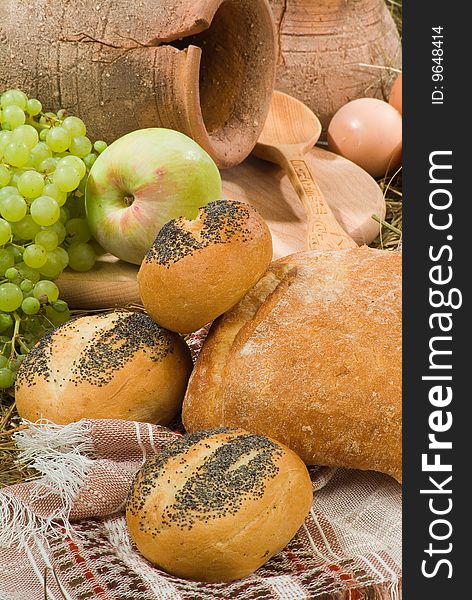 Different kinds of bread and fruits