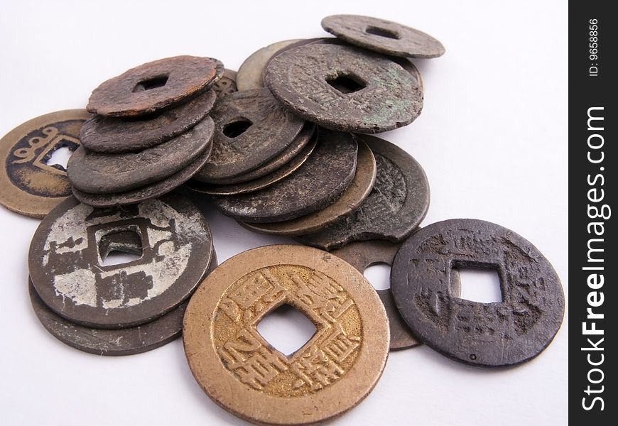 Picture of a bulk lot of old chinese coins. Picture of a bulk lot of old chinese coins.