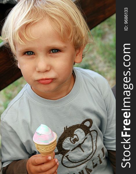 3 years old child eating ice cream