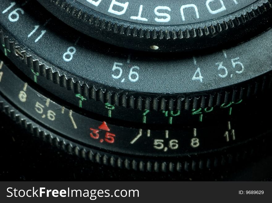 Diaphragm and focus rings of a manual focus lens