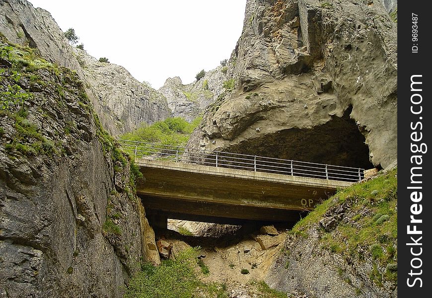 Near the monastery of Silos Santo Dominguo, this is a narrow gorge called the Yecla Gorge, whose background is full of pots of giants. Its length is 250 meters and there is a footbridge to cross the gorge on foot. Near the monastery of Silos Santo Dominguo, this is a narrow gorge called the Yecla Gorge, whose background is full of pots of giants. Its length is 250 meters and there is a footbridge to cross the gorge on foot.