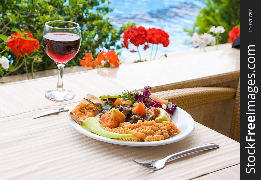 Excellent breakfast by the pool. Excellent breakfast by the pool