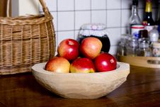 Apples In Wooden Pan Royalty Free Stock Photography Apples In Wooden Pan Royalty Free Stock Photography