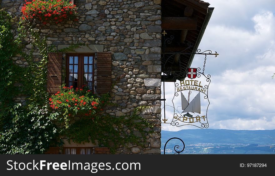 Yvoire est une commune franÃ§aise situÃ©e dans le dÃ©partement de la Haute-Savoie, dans le canton de Sciez en rÃ©gion Auvergne-RhÃ´ne-Alpes. La commune appartient Ã  la communautÃ© de communes du Bas-Chablais ainsi qu&#x27;Ã  l&#x27;agglomÃ©ration du Grand GenÃ¨ve. Yvoire est une commune franÃ§aise situÃ©e dans le dÃ©partement de la Haute-Savoie, dans le canton de Sciez en rÃ©gion Auvergne-RhÃ´ne-Alpes. La commune appartient Ã  la communautÃ© de communes du Bas-Chablais ainsi qu&#x27;Ã  l&#x27;agglomÃ©ration du Grand GenÃ¨ve.