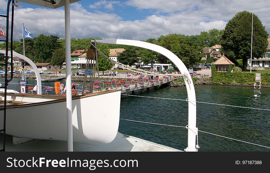 La Compagnie générale de navigation sur le Lac Léman - CGN est une société suisse de transport par bateaux sur le lac Léman en Suisse et en France. La société possède dix-neuf bateaux, d&#x27;une capacité comprise entre 150 et plus de 1 000 passagers. La Compagnie générale de navigation sur le Lac Léman - CGN est une société suisse de transport par bateaux sur le lac Léman en Suisse et en France. La société possède dix-neuf bateaux, d&#x27;une capacité comprise entre 150 et plus de 1 000 passagers.