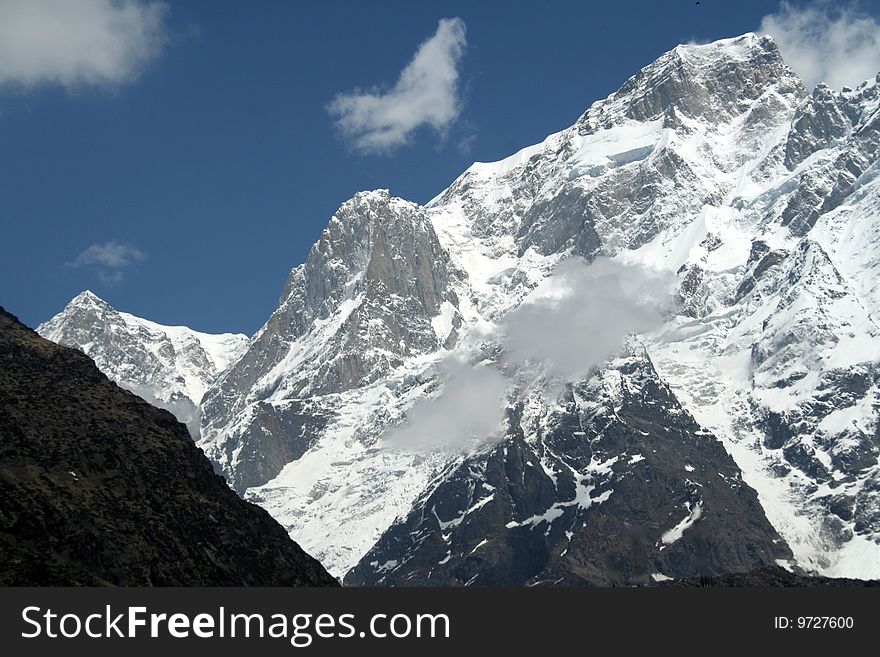Ice covered Himalayan peaks on trekking path to Kedarnath, Uttarakhand, India, Asia. Ice covered Himalayan peaks on trekking path to Kedarnath, Uttarakhand, India, Asia