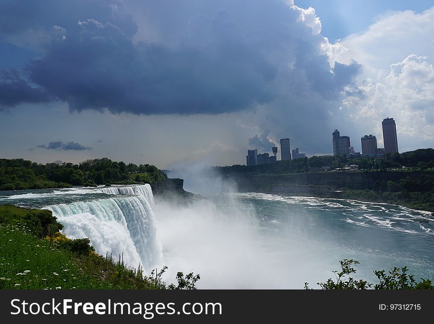 Niagara falls on a cloudy day.