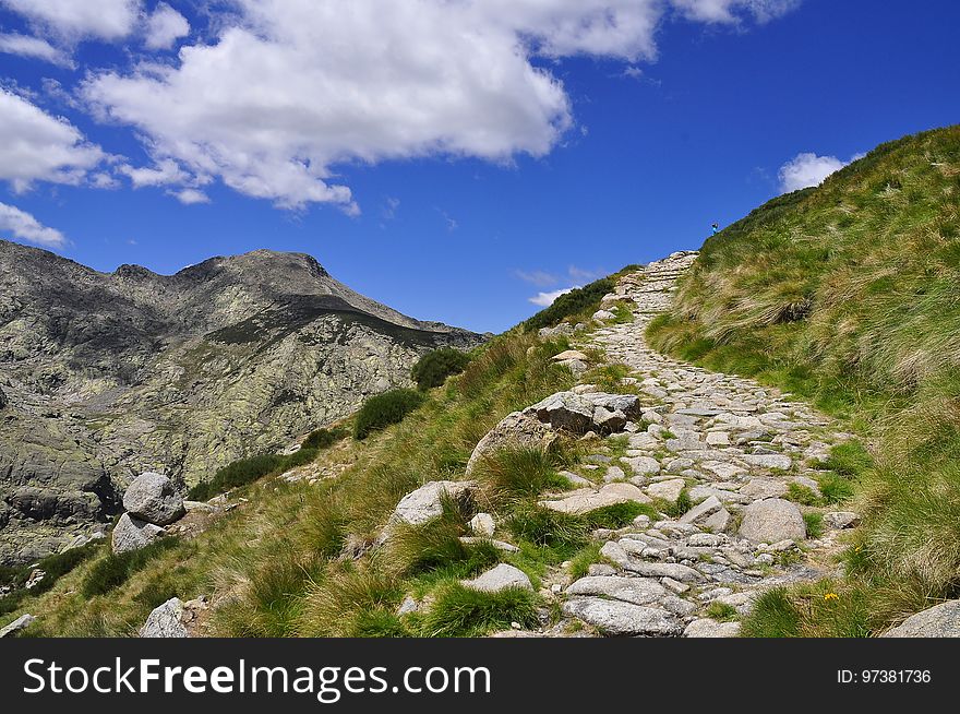 La sierra de Gredos es una sierra perteneciente al sistema Central, en la penÃ­nsula ibÃ©rica, situada entre las provincias espaÃ±olas de Salamanca, CÃ¡ceres, Ãvila, Madrid y Toledo. Su mÃ¡xima altitud se da en la provincia de Ãvila en la Plaza del Moro Almanzor a 2592 msnm. Gredos es una de las sierras mÃ¡s extensas del sistema Central y en torno a sus grandes moles granÃ­ticas basculan tres comunidades autÃ³nomas: Castilla y LeÃ³n, Extremadura y Madrid