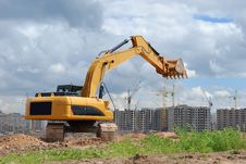 Excavator Against Microdistrict Under Constracion Royalty Free Stock Photography Excavator Against Microdistrict Under Constracion Royalty Free Stock Photography