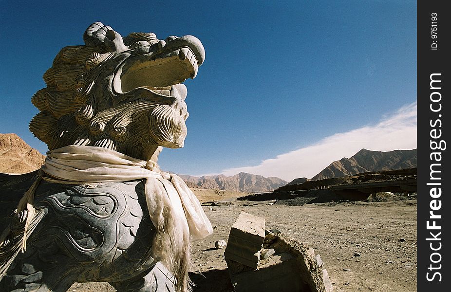 A statuary with Khatag in the Tanggula Pass.