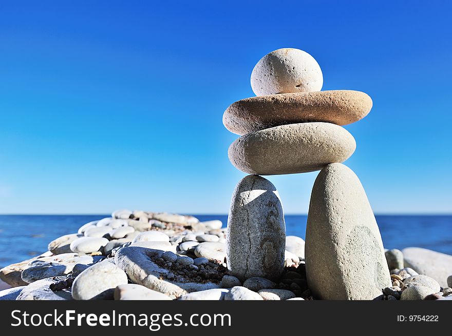 Three gravel formed on the two long stones. Three gravel formed on the two long stones