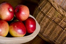 Apples In Wooden Pan Royalty Free Stock Images Apples In Wooden Pan Royalty Free Stock Images